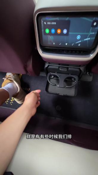 小米YU7冰箱还能变成水杯架,后排坐三个人时就太方便了#小米汽车 #小米YU7 #YU7