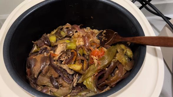 贾冰你的兵来了,无敌巨香的茄子闷饭
#茄子焖饭 #贾冰做饭#现在就出发#贾冰