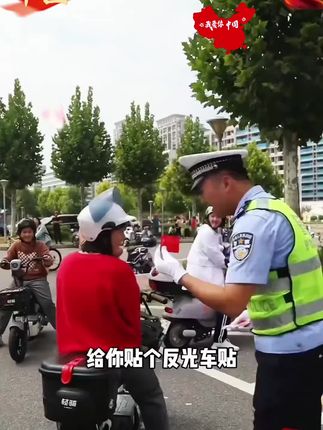 一面国旗车贴,一份家国担当。贴在车身上,是看得见的热爱;映在眼眸里,是藏不住的自豪。无论风雨兼程还是晴空万里,让这抹中国红成为路上最动人的风景,见证每一次平安抵达!#中国 #祖国万岁 #车贴