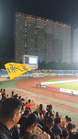 主场的呐喊从开场燃到终场哨响!
5:0的大胜,是每一次奔跑、每一脚射门拼出来的结果!
狼魂不熄,陕西追随!下一场,我们继续在看台并肩战斗!⚽💛🖤
#球赛现场直击 #足球比赛现场 #体育场比赛现场 #足球比赛看现场 #足球助威名场面