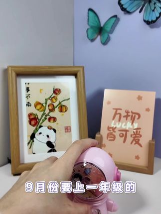 这是我给孩子一直在用的宇航员削笔机,造型可爱,顺时针方向自动进铅,逆时针方向自动退铅,削出来的笔真是漂亮,操作简单,孩子可以自己动手,省时又省力。每款笔都笑的很好看,书写顺滑不易断,三档可调,拥有大容量碎屑盒,好用不贵的宝藏削笔机,新学期赶紧给孩子安排起来!#好物推荐🔥 #学生党必备 #种草好物 #种草好物推荐