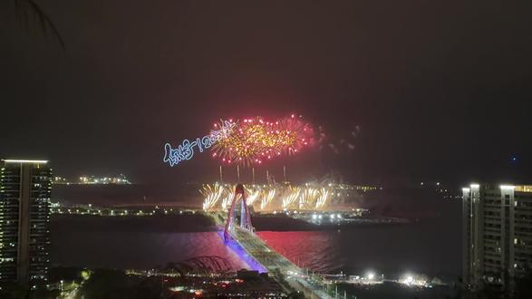 开车两小时,看了几分钟就着火,停了🙂↔️#烟花🎆 #新年烟花 #双鱼岛烟花秀