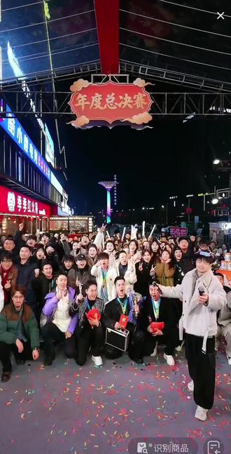 贤灿大舞台,有本事你就来!恭喜 东杰冠军🥇奖金31万,牛逼克拉斯,从前十名一直坚持打到第一名🥇冠军,真的很优秀!路飞第二名🥈奖金11万,小白不白第三名🥉奖金10万,贤灿大舞台年度总结赛圆满结束 恭喜 恭喜