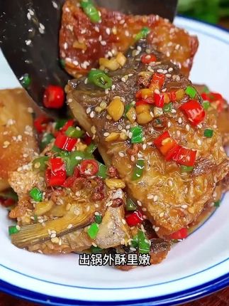 湖北特产阳干草鱼块,晒得半干半湿、腌的不咸不淡,香煎红烧,肉质紧实,咸香有嚼劲 、下九又下饭#太香了 #风干鱼 #阳干鱼 #湖北特产 #老人小孩都爱吃