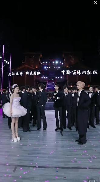 妹妹跟紫霖排练的新舞蹈,太甜啦~#记录舞台上的闪光瞬间 #龙浩天户外直播 #龙悦 #紫霖cp