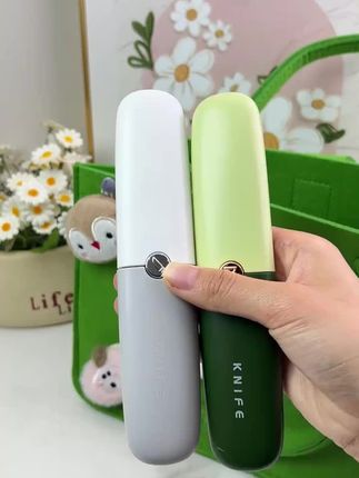 这款多功能二合一水果刀,绝对是你处理水果的好帮手👍。它采用不锈钢与ABS材质,结实耐用。具备水果刀和削皮刀两种功能,切、削、刨轻松搞定,满足多样需求。刀片弧形设计,不锈钢锯齿刀头,用着顺手又高效。还有多种颜值配色可选,小巧便携,不管是在家用,还是带出门,都很方便。有了它,吃水果更轻松愉快啦~#好物推荐🔥 #水果刀#小黄车同款