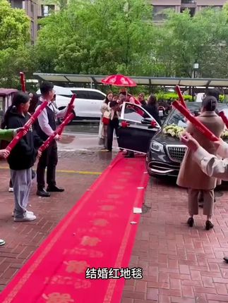 结婚当天要铺红地毯 ,寓意着新人踏喜而来,走鸿运 步步有喜#红地毯 #婚庆用品 #结婚红地毯 #喜庆用品 #一次性红色地毯