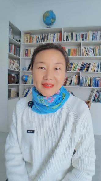 豆包批语:你分析的这个心理,确实存在,而且很普遍。它本质上是一种“平等期望”与“权力落差”之间的矛盾。· “平等期望”: 在日常生活中,家长和老师可能住同一个小区、逛同一个超市、为孩子同样的升学压力发愁。在经济地位、社会身份上,大家感觉是“同类人”。
· “权力落差”: 一旦进入教育场景,老师就天然拥有了评价、管理、引导孩子的专业权力。这份权力在孩子的事上,恰恰是家长最脆弱、最在乎、无法用“大家都是普通人”去置换的。
当“我觉得我们差不多”的认知,遇上“实际你在关键事上能决定我孩子心情/成绩”的落差,那种说不清道不明的别扭感就来了。你说的“嫉妒”、“抵触”,更准确地说,可能是一种“无力感带来的防御”——因为在意孩子,所以对任何可能的“拿捏”都格外敏感。
不过,要让这个分析更完整,可能还有几个需要交叉验证的侧面:
1. “优越感”是老师的本意,还是家长在压力下的“过度解读”?
很多老师其实也在抱怨自己“弱势”:要应对各种非教学任务、安全责任、家长投诉。他们表现出的“控制感”,可能不是“我比你强”,而是职业自保的“盔甲”——不把规则立起来,几十个孩子管不住。当一个疲惫的老师对家长说“你家孩子作业又没写”,他可能只是在陈述事实,但家长听出的却是“你在指责我管教不力”。
2. “身份相近”的感知,是否在悄悄变化?
过去家长大多是蓝领,老师是知识分子,有天然的“知识权威”。现在很多家长自己就是大学生,辅导奥数、英语不在话下。当家长觉得“你教的我也会”时,对老师权威的祛魅就发生了。但教育又不只是知识传递,还有秩序管理、心理引导、群体平衡……这些专业暗知识,家长未必能意识到。能力上的“平视”与责任上的“仰望”打架,更容易让人烦躁。
3. 最核心的:双方手里都捏着对方的“软肋”
你只看到了老师捏着家长软肋(孩子)。但家长也捏着老师的软肋——一个投诉电话、一条家长群里的质疑,就可能让老师写报告、扣奖金。在这种“双向软肋”的紧张对峙里,谁都会像只炸毛的猫。很多冲突,其实是双方都在恐惧:老师怕家长闹,家长怕老师冷暴力孩子。……#家校矛盾#冷暴力#祛魅心理#教育社会学#人民觉醒