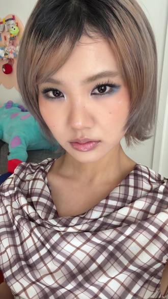 创意烟熏妆|镭射闪片
银河漫延🌌妆教来咯
#古早妆容小烟熏 #创作者中心 #创作灵感 #怎么会有如此适合我的妆容 #打卡一个新look