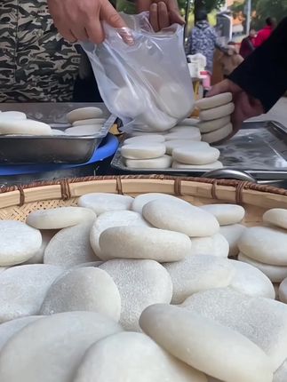 记忆中总有一种味道,莫过于家乡的味道,纯手工糯米糍粑,可煎可烤,外酥里嫩,蘸上白糖红糖更美味#糯米糍粑#红糖糍粑