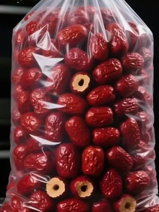 新疆空心无籽红枣,真的来福利了,足有2斤。🤓【新疆空心无籽红枣:甜蜜的宝藏】🤓  宝子们,一定要尝尝新疆空心无籽红枣,营养健康满满。  原产地:无核红枣产自新疆,得天独厚的环境让它品质超棒,颗颗红枣都是空心无籽的,吃起来方便又畅快🤣。  💞枣子的果肉厚实,口感香甜软糯,满满的都是自然的甜蜜。无论是当零食直接吃,还是用来泡茶、煮粥、做糕点,都非常合适。🙆🥰  #新疆空心无籽红枣  #新疆红枣  #优质农产品 #好吃不贵经济实惠 #好物推荐🔥  @DOU+上热门