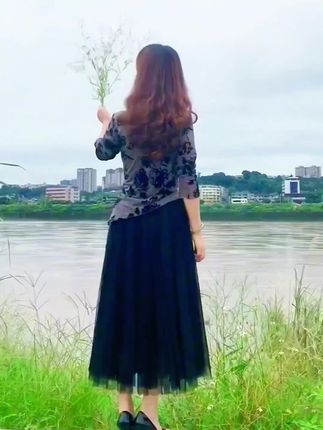 #秋款女上衣#显瘦显高显气质 #美美的裙子 #穿出自信穿出美丽 #出游穿搭