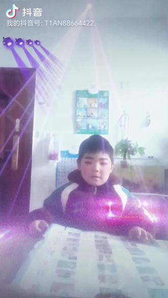 闲着无聊用摄像记录孙子的人生足迹。