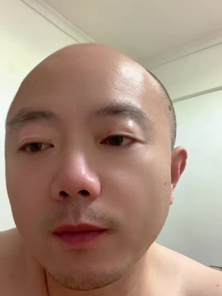 #你不是陪我到最后的人 听完这首歌我睡不着了,起来走到窗前抽支烟,发现一只蟑螂,于是跟它聊了很久,我把生活的不爽,发泄给他听,抽完烟,一拖鞋狠狠的拍死了它,没办法,他知道的太多了。