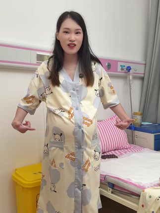 咱们生娃的时候要想避免尴尬!待产包一定要备上这种专业的#待产裙 孕期产后都能穿,面料柔软舒适,多种颜色可选~#生孩子的那些事儿 #待产包#卸货倒计时