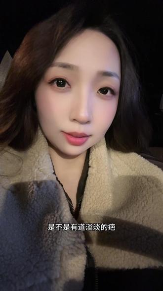 低头看看左手食指,是不是有道淡淡的疤?老人们说,那是上辈子离开时,有人死死攥住你手指留下的——不是恨,是舍不得。他把没说出口的话,用最后力气按进你骨血里,约好下辈子凭这个记号相认。或许缘分本就如此,今生相逢的人,有的来还你眼泪,有的来收你笑声,有的就为在人群里轻轻碰一下你手指,确认那道疤还疼不疼。#情感 #生活 #人生感悟