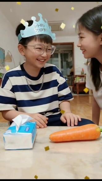 #选纸巾还是萝卜#上热搜 纸巾盒静默,胡萝卜在桌角躺着,像一场未完成的抉择。男孩戴王冠,眼神清亮,仿佛在问:是选柔软的慰藉,还是脆生生的真相?女孩侧脸凝望,笑意藏在唇边,像风拂过湖面的涟漪。这瞬间,选择成了诗意的谜题。#选纸巾还是萝卜#上热搜话题