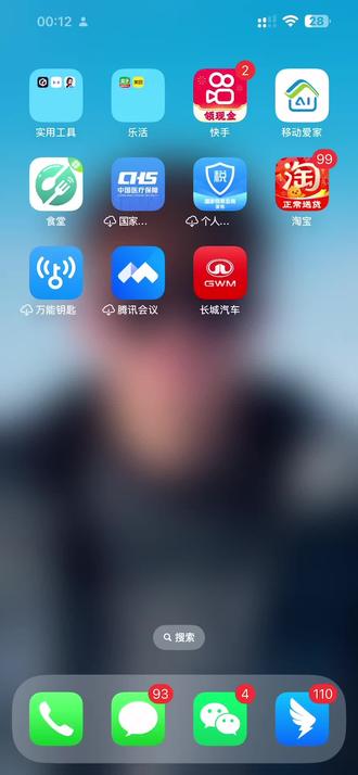 后来我才明白,一代人有一代人的牢笼,父辈的牢笼叫故土,而我的牢笼是他乡。一个走不出去,一个无法回来,故乡的土地困住了他们,远方生活锁住了我,我们名为选择,实为囚徒!