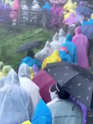 一次性雨衣成人加厚户外登山徒步雨披长款全身防暴雨儿童便携雨衣#一次性雨衣#便携雨衣 #防暴雨衣 #好物推荐🔥