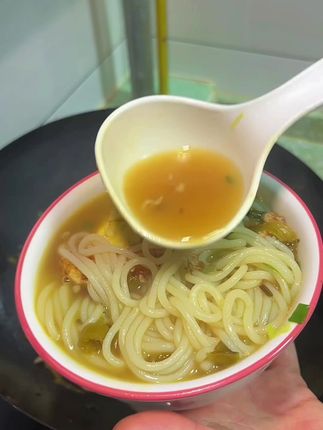 平时不知道吃什么的时候,嗦一碗QQ弹弹的米粉吧!劲道爽滑 汤鲜味美!用来做炒粉 拌粉 汤粉都非常好吃!#嗦粉 #江西米粉 #这一碗米线好过瘾 #强烈推荐 #大人孩子都爱吃
