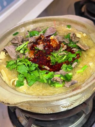 向全世界安利这个兰州拉面的汤料,就是拉面店里那个味,其它什么调料也不用放了,厨房小白也能煮出来超好吃的牛肉粉丝汤#vlog日常 #懒人美食 #太好吃了 #强烈推荐 #牛肉粉丝汤