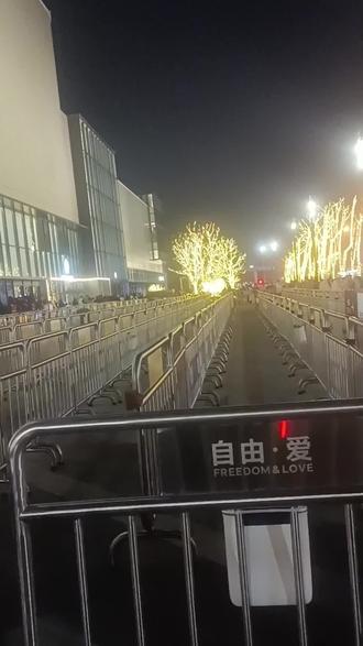 本来想凑个三胖开业的热闹,没想到超市20点就不让进只让出了!