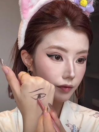 一笔搞定妈生粉蚕卧蚕!!这下再也不会找不准位置了~#卧蚕#平价彩妆#双头卧蚕笔#美妆好物#季节会变爱意永恒