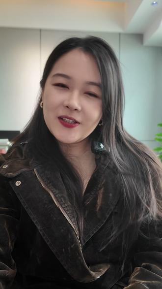 最新研究,午睡比你想象中更有效 Results
我们观察到,与清醒状态相比,睡眠后净突触强度(net synaptic strength)降低的指标,主要表现为诱发运动诱发电位(MEPs)所需的经颅磁刺激(TMS)强度更高,以及清醒时脑电图(EEG)theta活动减少。此外,我们还观察到睡眠后联想性突触可塑性(associative synaptic plasticity)的可诱导性增加,具体表现为对配对联想刺激(PAS)响应时,TMS诱发的MEPs幅度增幅更大。
Conclusions
本研究强化了睡眠对人类皮层稳态突触可塑性(homeostatic synaptic plasticity)和联想性突触可塑性(associative synaptic plasticity)的恢复作用,并证明即使短暂的小睡也能促进这一过程。
文献直达
https://doi.org/10.1016/j.neuroimage.202
#脑科学#认知能力 #健康睡眠#午睡#大脑健康