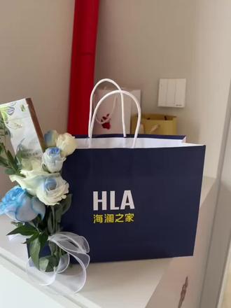 感谢媳妇给送的海澜之家,让我不羡慕别人,“以爱之名,心之海澜,衣生有你”#海澜之家手提袋鲜花装饰