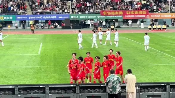 通辽助威团声势浩大,确实厉害。这场比赛两队门将都有超神表现,平局是长春队运气好。长春作为主办方,开幕式以人数取胜,没啥亮点。整那么多小孩,那么多学生,排练、预演、演出,劳民伤财。球票号称售罄,现场空座非常多,3.5万的球场到场2.1万人,请问那些票都去了哪里?长春办的确实差点意思,沈阳、哈尔滨主场球迷都有礼物包,长春发了一堆代金券,实在拿不出手。现场赞助商还有足底按摩,也真是一大特色了。
#东北足球超级联赛 #抖in主场 #东北超开模式 #东北超长春