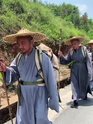 行脚天地间,身似浮云。日常无别事, 唯有清风 拂过空山。#行脚僧 #九华山
