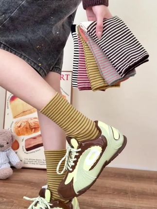 #复古回潮 一到秋冬身体本能就爱咖色系的条纹袜,怎么穿都美美的#棉袜子推荐#女袜 #潮袜推荐 #袜子控 #条纹袜