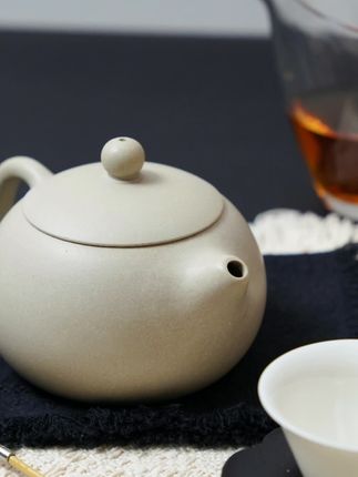 茶席上的温柔光 白段泥的材质,素净如雪,细腻似玉。用它泡茶,茶香更显清甜,尤其适合白茶、清香型乌龙这类淡雅的茶汤。 #永年雅居#中式生活美学#茶系慢生活#茶具#器物之美