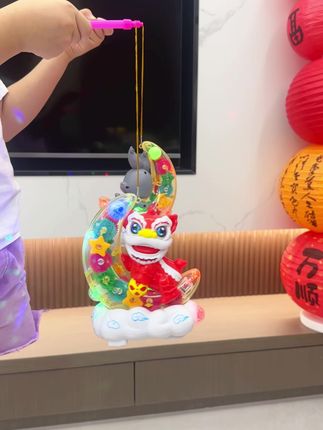 姑姑送的手提灯笼可把娃给开心坏了,出去逛都要提着,走到哪里带到哪里#中秋节灯笼#儿童玩具#儿童礼物#灯笼#元宵节灯笼