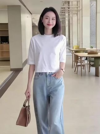 姐妹们!正肩短袖配牛仔裤真的绝了~软乎乎的面料超舒服,穿上直接get好比例,日常出街随手拍都很韩系,懒人穿搭闭眼冲!#创作灵感#正肩t恤#简约穿搭 #韩系穿搭#显瘦穿搭 #气质穿搭 #日常穿搭