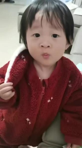 穿上小睡袍等待喝奶,喝完奶好睡觉了。儿歌《骑上小摩托》#儿歌100首最火 #幼儿启蒙 #童趣时光 #快乐成长#龙仔爱生活