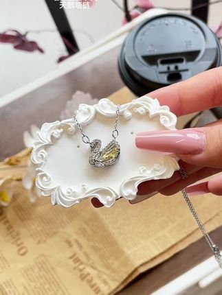 通勤戴天鹅项链出门,日常穿搭不单调 #天鹅项链 #宝藏饰品 #小众设计感 #这个项链我好喜欢