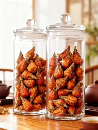 云南凤庆滇红百合宝塔茶,是茶中艺术品。精选凤庆优质滇红与百合匠心窨制,茶形如宝塔,橙红间翠,玲珑精巧。沸水冲泡,百合悠然舒展,滇红茶汤红亮醇厚,花果香与蜜香交融,口感甘润绵长。品饮时,观其形、闻其香、尝其味,仿佛置身凤庆茶山,尽享云南茶韵的独特雅致,是馈赠与自饮的佳品。#滇红百合宝塔#滇红茶#红茶#召唤茶友#强烈推荐