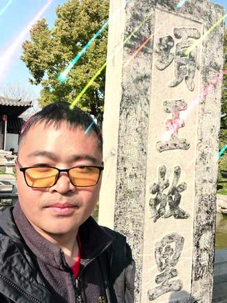 宿迁项王故里(国家4A级景区,又称梧桐巷,西楚霸王项羽出生地):
一、基础信息
• 地址:江苏省宿迁市宿城区黄河南路288号(古黄河与大运河之间)
• 历史溯源:古为下相梧桐巷;康熙四十二年(1703)知县胡三俊立碑定名“项王故里”;1931年曾修缮,2011年底启动大规模扩建,2012年9月29日核心区开园;景区规划占地786亩,建筑面积近30万平方米,是国内规模最大的西楚建筑群。
二、核心景点
1. 项王故居:三进院落,保留项王手植槐(约2200年树龄,江苏十大古树之首)、项家古井等遗迹;
2. 西楚古城门&项羽青铜像:入口处高大古城楼,搭配霸气的项羽立像,是标志性打卡点;
3. 将署/盖世阁:还原项羽军事指挥场景,陈列楚式兵器,有楚汉战争主题展陈;
4. 项府/虞家铺子:展现楚地民俗、项氏家族生活,可体验楚绣、拓印等非遗;
5. 配套有4D影院、六艺园,每日有多场《霸王迎宾》《霸王别姬》《鸿门演义》等楚风演艺。
三、文化与游玩
• 文化内核:聚焦项羽(前232—前202)传奇一生,弘扬西楚英雄文化,建筑通体为楚风汉韵,飞檐翘角、气势恢宏;