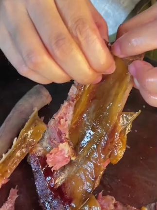 柴火烟熏腊排骨,色泽诱人,香气扑鼻,吃起来鲜美可口,让人回味无穷。而且做法非常简单,只需将排骨洗净后放入锅中蒸煮即可,既方便又快捷,无论是家庭聚餐还是朋友小聚都是不错的选择哦 #创作灵感 #腊排骨 #地方特色美食 #妈呀太香了 #超便宜超划算