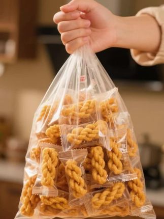 随手拿起一根小麻花放进嘴里,“咔嚓”一声脆响超解压,第一口就彻底征服味蕾!#追剧小零食 #小麻花 #小时候味道 #快来一起尝个鲜 #休闲零食