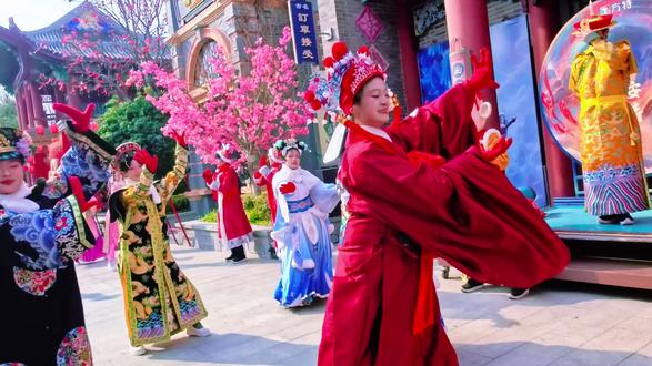 英歌舞炸街,火秀点燃夜!淮安方特过年封神了 2026春节冲淮安方特!白天看英歌舞炸街、舞狮点睛纳福;在北平街上海街沉浸式互动。入夜追火秀、赏绝美烟花。从早嗨到晚,全家快乐一站配齐!#淮安方特#总要来趟淮安方特吧#方特中国年之潮玩新春