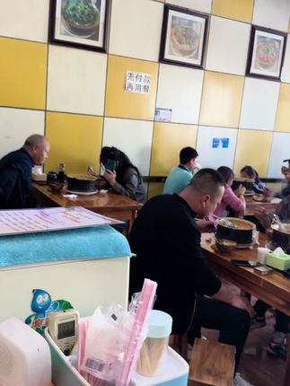 感谢新老顾客的支持与信任,没有座位点单了在外面晒太阳,也要等我们家的剪刀面吃,特别暖心的话就是说我们家剪刀面的味道美美哒!真心的祝福我的客户身体健康,万事如意!事业有成,期待新老顾客下次光临。❤️❤️❤️✌️✌️✌️