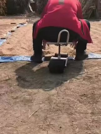 #上热门 大棚懒汉车移动懒人辣椒采摘凳子干活工具车田间360旋转升降座椅#行走的小凳子 #大棚懒人移动凳 #强烈推荐 #点击视频左下角定位抢购