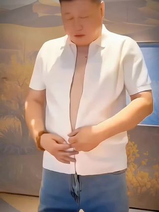 男人衣柜里是不是还少了一件这样的短袖?它是翻领拉链的设计,商务休闲两相宜,而且还是针织的面料,非常的透气舒适,特别适合现在这个季节去穿,赶紧入手一件吧!#高端男装 #男人味十足 #男装搭配 @DOU+小助手