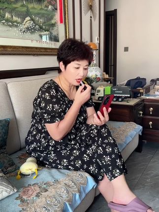 妈妈涂的一号色,我涂的二号色,高级自然滋润保湿,关键价位太合适了,赶紧入手吧#自用好物分享 #口红#滋润保湿