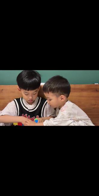 哥哥教弟弟魔尺 “教学现场实录:从‘我不学了!’到‘哇,我拼出来了!’
中间经历了N次逃跑、撒泼、和哥哥的无奈深呼吸。
虽然过程鸡飞狗跳,但最后那个球握在手里的瞬间,
所有的坐不住都变成了成就感。
兄弟俩的日常,也是成长的模样 🧡”#哥哥与弟弟 #哥哥教弟弟 #日常分享
