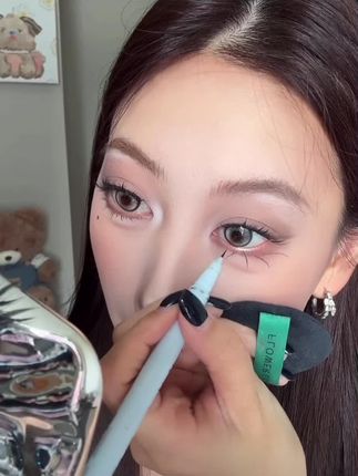 家人们谁懂啊!这种极细眼线液真的很好用,它的笔触非常精准,可以轻松画出自然流畅的眼线,而且还是防水防汗的,不易脱妆,#下睫毛眼线笔 #防水防汗不易晕染 #眼妆 #好物推荐🔥 #美妆分享