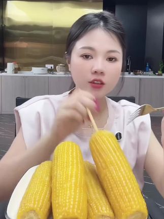 这个十月稻田家的黄糯玉米,每一根都是又嫩又新鲜,颗颗饱满。 吃起来又嫩又糯,糯到拉丝,煮好后再去上班上学吃都可以的,香甜软糯,真的特别好吃~喜欢的姐妹们不要错过啦#十月稻田黄糯玉米 #口感非常好 #黄糯玉米