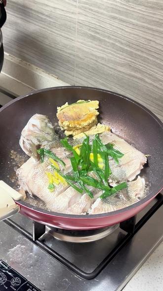 广东人的年夜饭总有一道菜就是清蒸鱼,那今年我们就换一种做法油盐焗。鱼肉经过盐的腌制之后会更加细腻,变成蒜瓣肉。看着很寡淡,实际上风味十足,鲜嫩可口。#鲈鱼做法 #年夜饭菜谱 #今日晚餐打卡 #创作者中心 #创作灵感